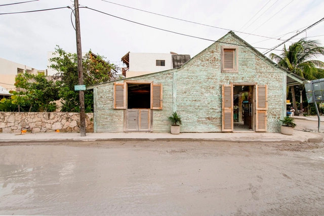 Cabaña isleña / TACO taller de arquitectura contextual  - Fotografía exterior, Arquitectura Comercial, Puerta, Fachada