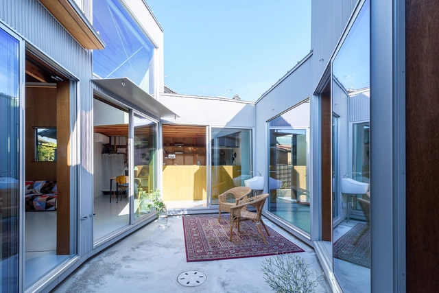Casa patio con siete habitaciones / Takayuki Kuzushima and Associates - Fotografía exterior, Casas, Patio, Puerta, Fachada, Iluminación, Sillas