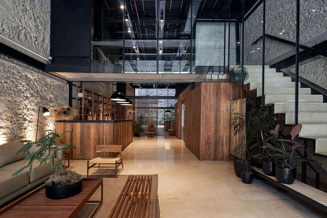 Hotel AQ Tailored Suites / Federico Eliaschev y Asoc. - Fotografía interior, Hoteles, Fijación Vigas, Barandas, Fachada, Puerta, Mesas, Sillas