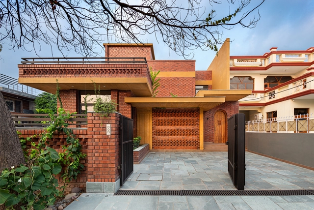 引入庭院的阳光，Ishtika Aalaya 住宅 / Studio Built Environment - 建筑图, 独立住宅, 庭院, 表皮, 门