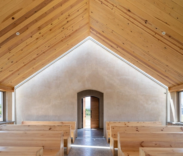 Capilla San José / Acrónimo | Arquitectura y Construcción - Fotografía interior, En Detalle, Fachada, Fijación Vigas, Puerta