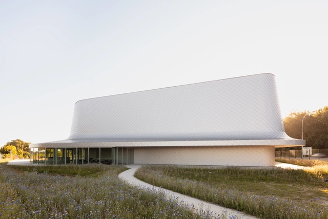 ‘建筑的帽子’，铝制鳞片体育馆 La Chesnaie / Bohuon Bertic Architectes - 建筑图, 体育建筑, 表皮