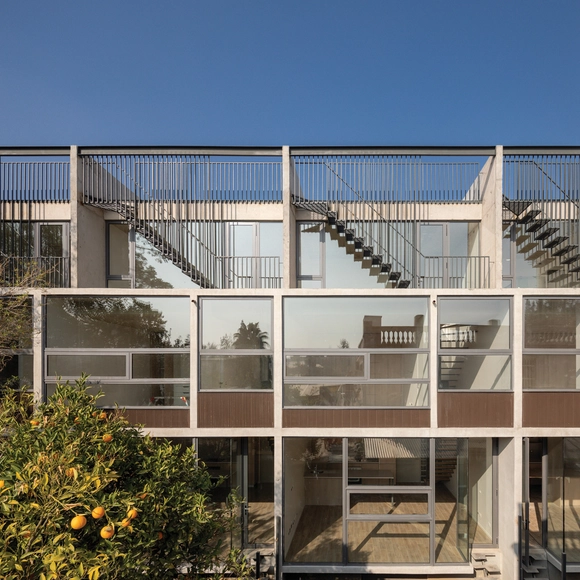 Casa Holanda / 57STUDIO - Fotografía exterior, Vivienda Colectiva, Fachada, Escaleras, Cierros, Barandas, Balcón