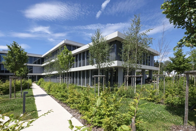 CMI Luxembourg / Moreno Architecture - Fotografía exterior, Edificio De Oficinas, Jardín, Fachada