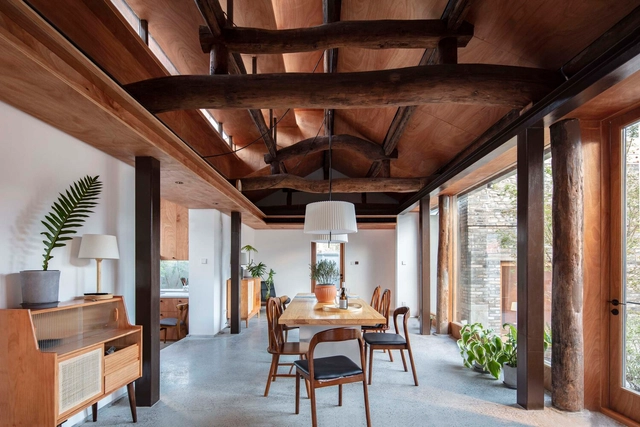 Casa Além do Muro / Chaoffice - Fotografia de Interiores, Renovação, Porta, Viga, Fachada, Mesa, Iluminação, Cadeira