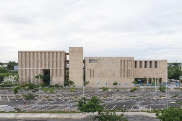 梅里达银行与商业学校 / IUA Ignacio Urquiza Arquitectos + CAAM Arquitectos - 建筑图, 大学, 表皮