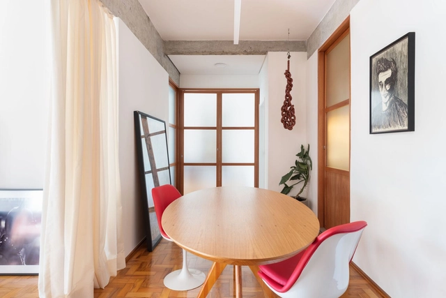 Apartamento Vila Buarque / Balaio Arquitetura - Fotografia de Interiores, Interiores De Apartamentos, Porta, Mesa, Cadeira, Iluminação