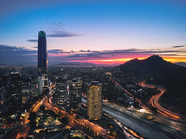 Guía de arquitectura en Santiago de Chile: 41 edificios, complejos y parques de la capital chilena - Imagen Principal