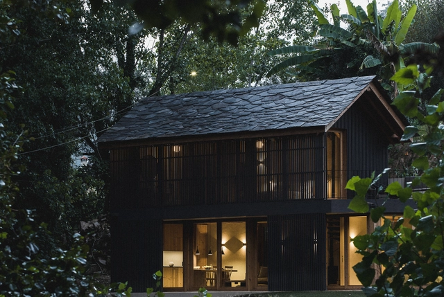 Casa Espigueiro em Arouca, Portugal / Marta Brandão + Mimahousing - Fotografia de Exterior, Cabanas E Pousadas, Fachada, Porta, Floresta
