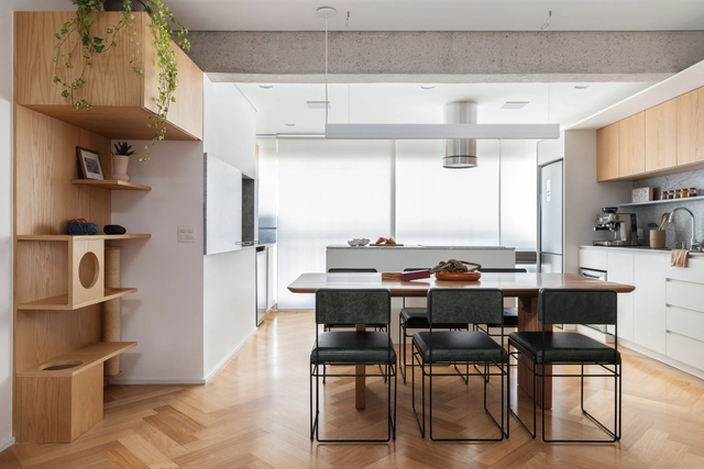 Apartamento Neko / Vic Calil Arquitetura + Douglas Angeoletto + Isabela Vieitez Arquitetura - Fotografia de Interiores, Interiores De Apartamentos, Cozinha, Viga, Mesa, Bancada, Cadeira