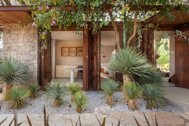 Studio NaMata / Janaína Araújo Arquitetura e Interiores - Interior Photography, Residential Interiors, Garden, Door, Facade, Arch, Chair