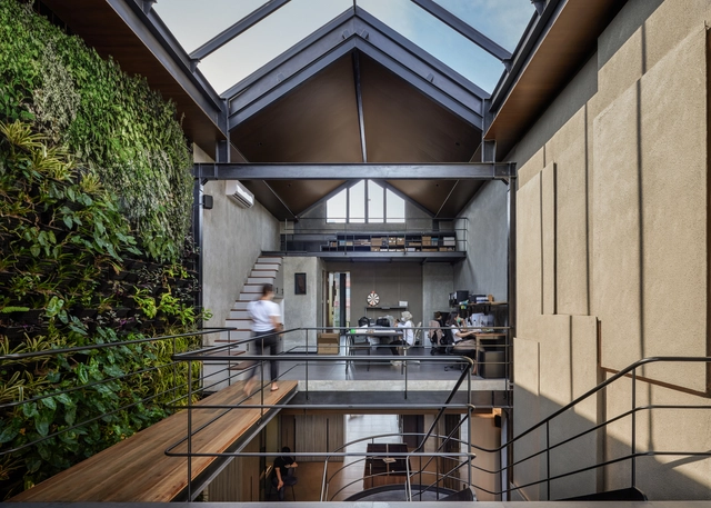 用‘开口’打破布局，TOTO Kitchen 展厅/ Studio Avana - 室内图, 展厅, 厨房, 表皮, 梁, 扶手, 阳台, 椅子, 桌子