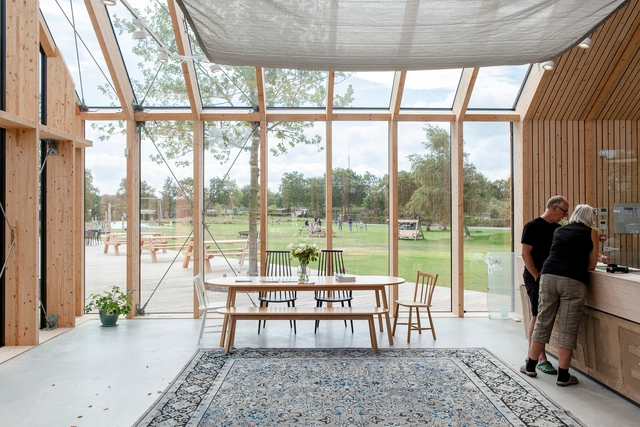 Edificio central del parque De Klepperstee / Vakwerk Architecten - Fotografía interior, Arquitectura De Uso Mixto, Puerta, Fijación Vigas, Fachada, Mesas, Sillas