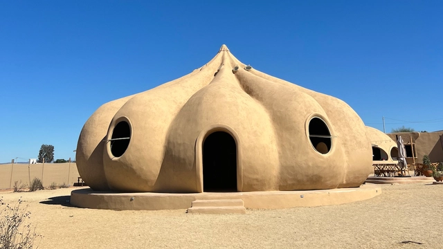 Una conjunto inspirado en las gotas de vino alberga "Bloodlust Wine Bar" en el Valle de Guadalupe, México - Imagen Principal