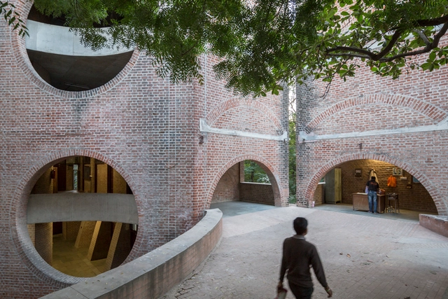 Projetado por Louis Kahn, o complexo do IIM em Ahmedabad enfrenta a ameaça de demolição - Imagem de Destaque