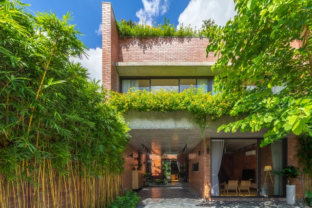 Casa Cao Xanh / HGAA - Fotografia de Exterior, Casas, Jardim, Fachada, Porta
