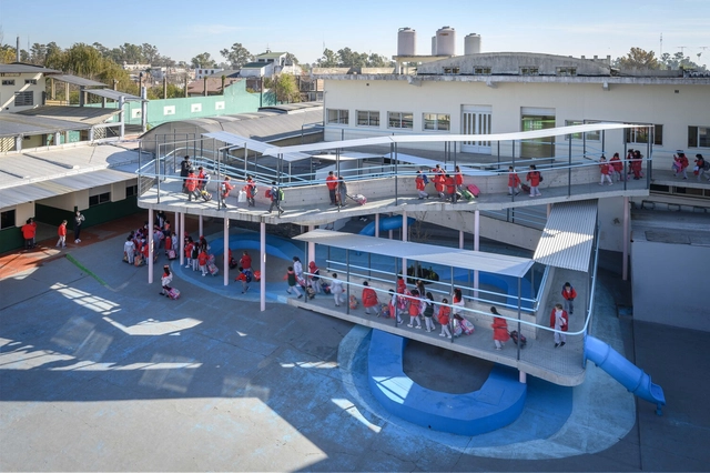 坡地与庭院，学校新游戏空间 / Además arquitectura - 建筑图, 更新项目, 表皮