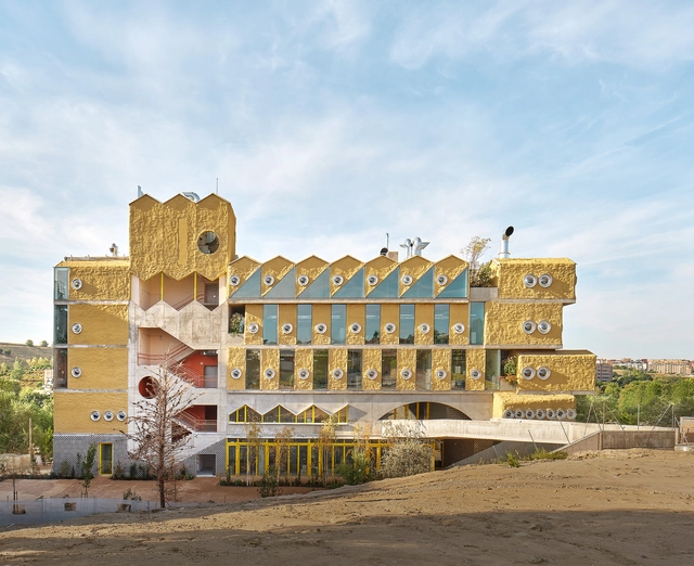 Escuela Reggio / Andrés Jaque / Office for Political Innovation - Fotografía exterior, Escuela Primaria, Fachada, Arco
