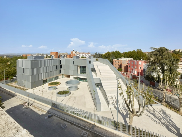 Facultad de Humanidades y Ciencias de la Comunicación / Nieto Sobejano Arquitectos - Fotografía exterior, Universidad, Fachada
