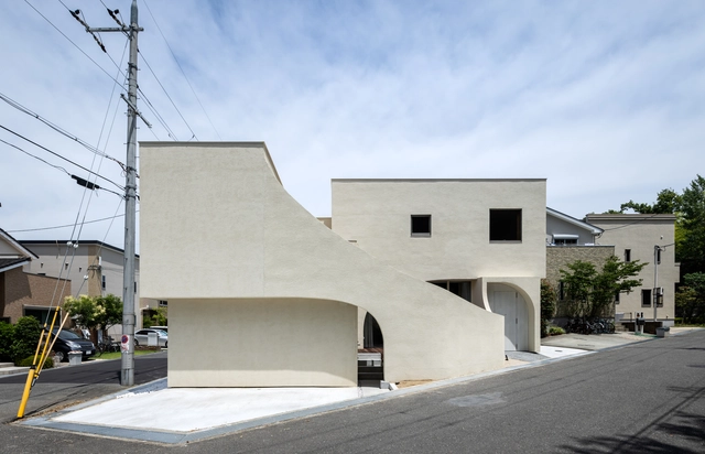 Casa Spline / Daisuke Ibano, Ryosuke Fujii - Fotografía exterior, Casas, Fachada, Escaleras