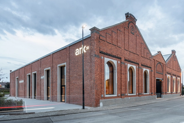 Renovação ark38 / Objekt Architecten + Hans Sterck - Fotografia de Exterior, Showroom, Porta, Fachada