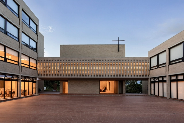 Sede de la Conferencia Episcopal Latinoamericana / FBD Arquitectura y Diseño Urbano + Fiallo Atelier + MAS Arquitectos - Fotografía exterior, Arquitectura Religiosa, Patio interior, Fachada