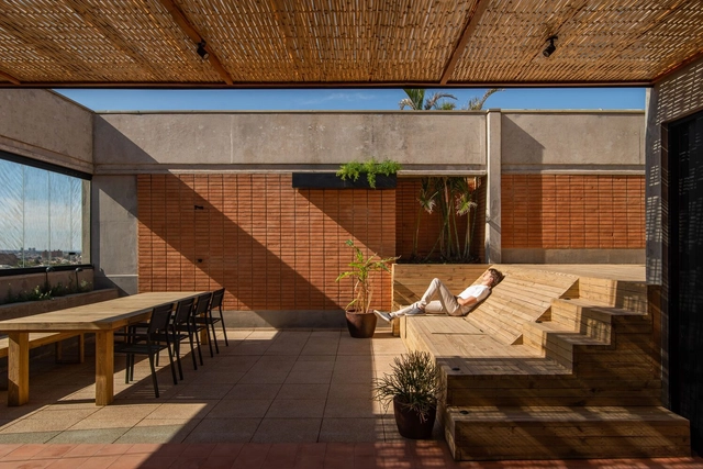 Cobertura BGN / Estúdio Mangava - Fotografia de Interiores, Renovação, Pátio, Fachada, Viga, Mesa