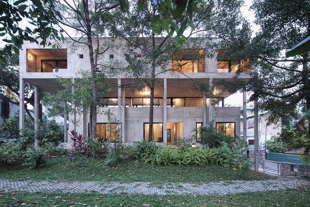 Casa grandes árboles pequeñas plantas / Read Studio - Fotografía exterior, Casas, Jardín, Puerta, Fachada