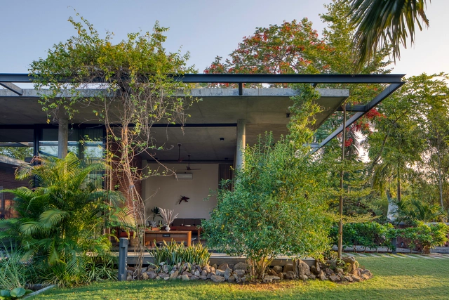 Casa Flutuante / Rushi Shah Architects + Tattva Landscapes - Fotografia de Exterior, Casas, Jardim, Fachada