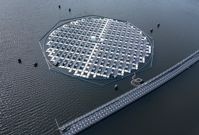 Usina solar flutuante rastreia raios solares para absorver mais energia - Imagem de Destaque