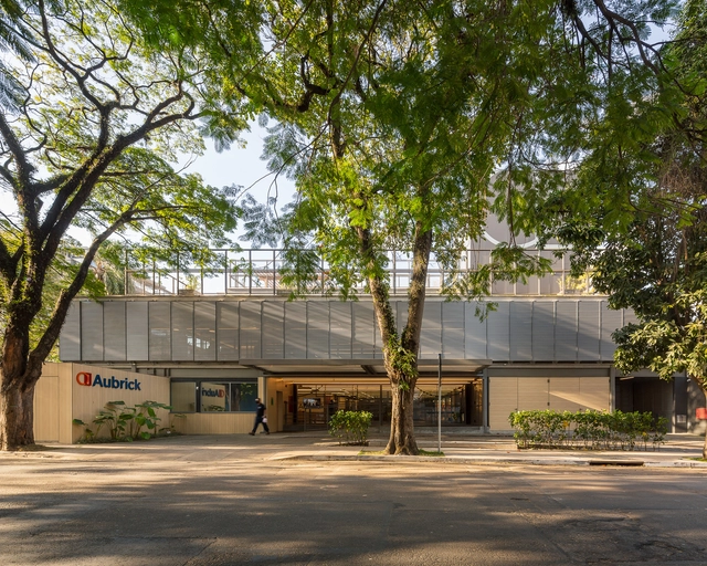 底层流动，Aubrick 学校 / Andrade Morettin Arquitetos Associados - 建筑图, 中小学校, 表皮
