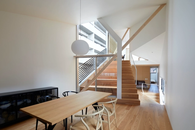 回应空间的支柱，新京都房屋 4号 / Alphaville Architects - 室内图, 独立住宅, 楼梯, 梁, 扶手, 桌子