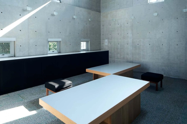 裸露混凝土结构，Nimbus 咖啡厅与生活商店 ／ LoHA＋福井工业大学 - 室内图, 混合用途建筑, 桌子, 板凳, 椅子