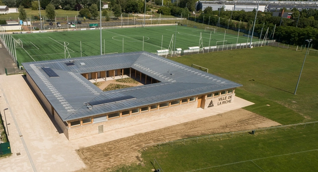 Casa club La Riche / Bauchet de La Bouvrie Architects - Fotografía exterior, Arquitectura Deportiva, Puerta, Fachada