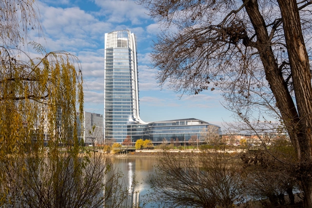 Sede central de MOL / Foster + Partners - Fotografía exterior, Edificio De Oficinas, Fachada, Urbano