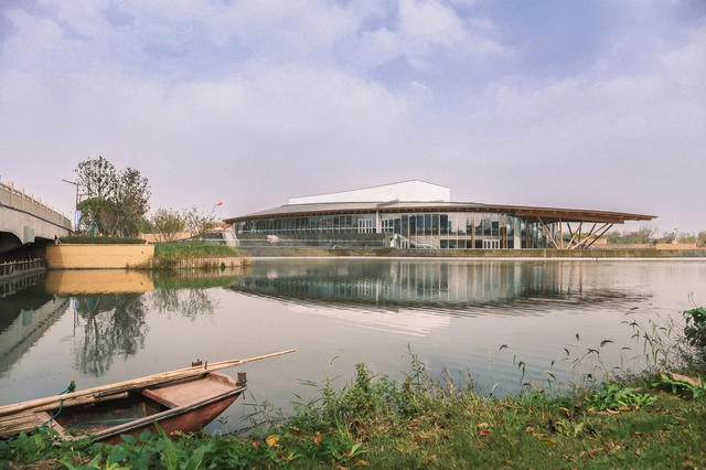 Floating Leaf Office Building/ GREEN ARCHITECTS - Exterior Photography, Office Buildings, Garden, Facade