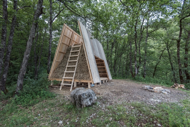 Banquet du belvédère Pavilion / Still at Work - Exterior Photography, Detail, Stairs, Forest
