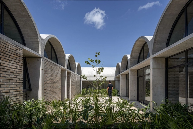 Centro de Salud N1 / Kiltro Polaris Arquitectura + JC Arquitectura - Fotografía exterior, Centros De Salud, Jardín, Fachada, Arco, Arcada