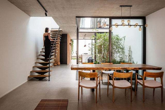Tangerine House / EIXO Z arquitetos - Interior Photography, Houses, Stairs, Table, Chair
