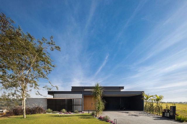 Residência Serra / Pablo Lanza Arquitetura - Fotografia de Exterior, Casas, Jardim, Fachada