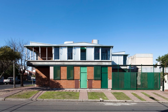 Guardabarrera houses / Francisco Cadau Oficina de Arquitectura - Exterior Photography, Houses, Facade, Door