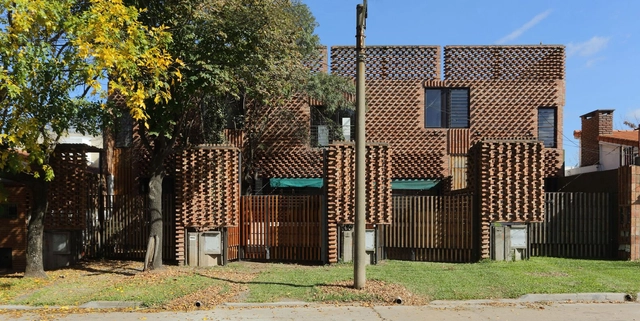 悬挂的‘砖帘’,阿根廷四户住宅 / Francisco Cadau Oficina de Arquitectura - 建筑图, 独立住宅, 表皮, 门