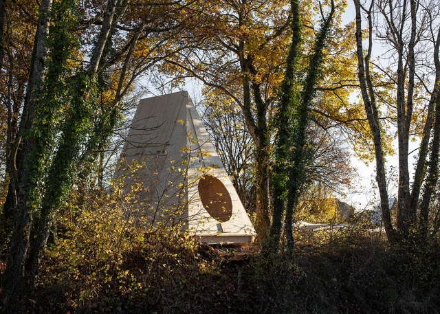 Escultura habitable Therese / BUREAU (Daniel Zamarbide, Carine Pimenta, Galliane Zamarbide) - Fotografía exterior, Instalaciones Y Estructuras, Arco, Bosque