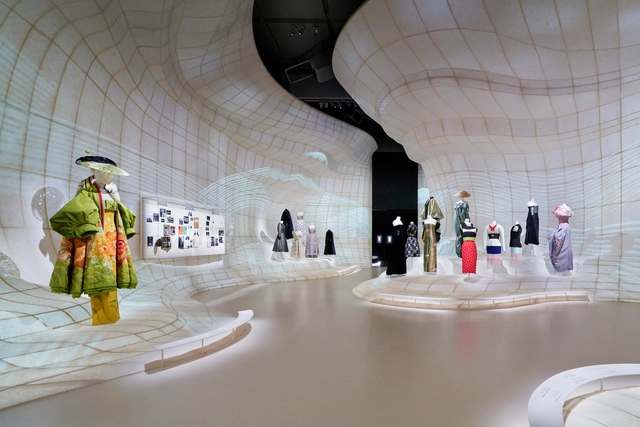 Exposição Christian Dior Designer of Dreams / OMA - Fotografia de Interiores, Instalação , Arco