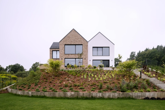 La casa de varios frontones / bkm group - Fotografía exterior, Casas, Jardín, Fachada