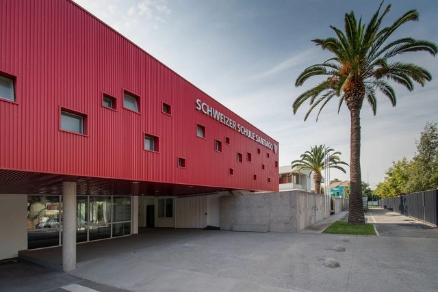 Gimnasio Colegio Suizo / Lambiasi + Westenenk Arquitectos + Eliash Arquitectos + Marcela Schmauk - Fotografía exterior, Otros Edificios, Fachada