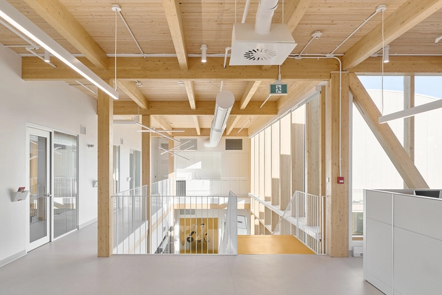 Sede da SmartMill / Atelier Guy Architectes - Fotografia de Interiores, Edifícios De Escritórios, Porta, Fachada, Viga, Corrimão, Mesa, Cadeira
