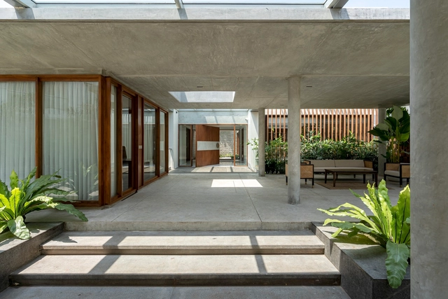 Through the Layers House / Mawi Design - Exterior Photography, Houses, Garden, Facade, Chair, Bench