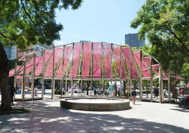 Instalação dos Sonhos com Fibra/Madeira, Terra/Concreto / Grupo Mota-Engil + MIT Leventhal Center of Advanced Urbanism - Fotografia de Exterior, Pavilhão , Fachada