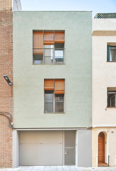 100JOA Nova construção de casa entre empenas / Vallribera Arquitectes - Fotografia de Interiores, Casas, Fachada, Porta